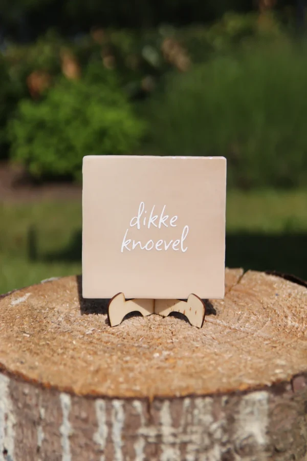 Dikke knoevel - tegeltje 'in 't plat'